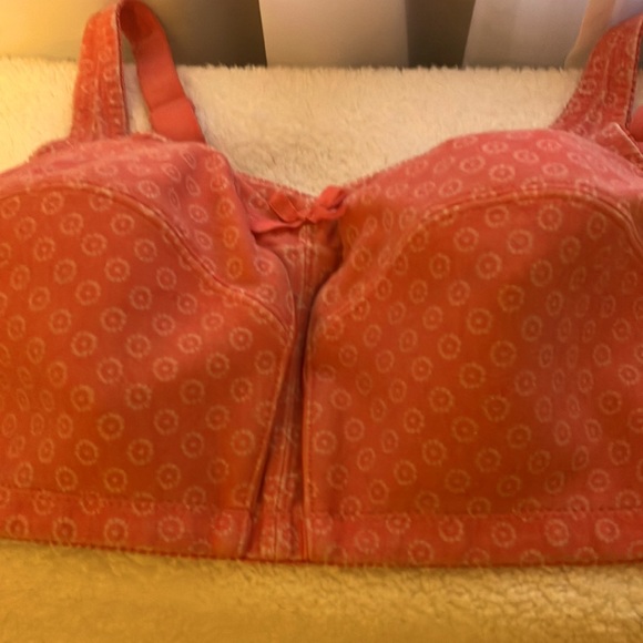Woman’s 2 bras for only $13.One is solid light pink with front closure - Picture 2 of 7